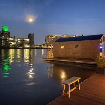 Wikkelboat Nr1 At Floating Rijnhaven Vakantiehuis Rotterdam
