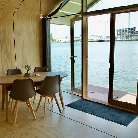Vakantiehuis Wikkelboat Nr1 At Floating Rijnhaven *
